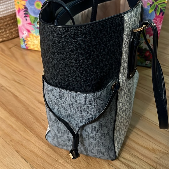 Michael Kors Purse and wallet/fits laptop in center pocket - Picture 5 of 8